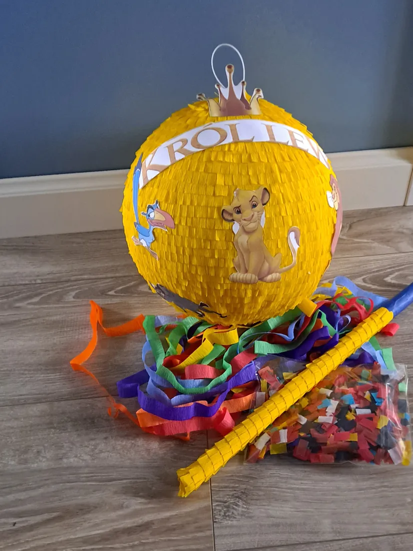 piniata-urodzinowa-duza-88-cm-krol-lew-kij-gratis-konfetti