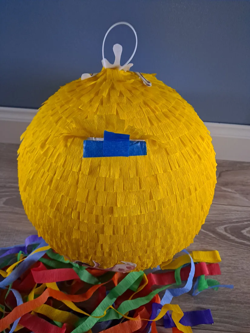 piniata-urodzinowa-duza-88-cm-krol-lew-kij-gratis-konfetti