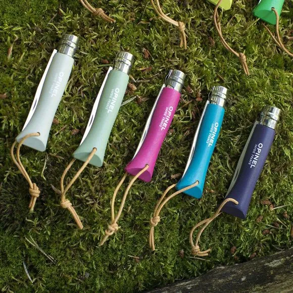 noz-turystyczny-opinel-material-rekojesci-drewno