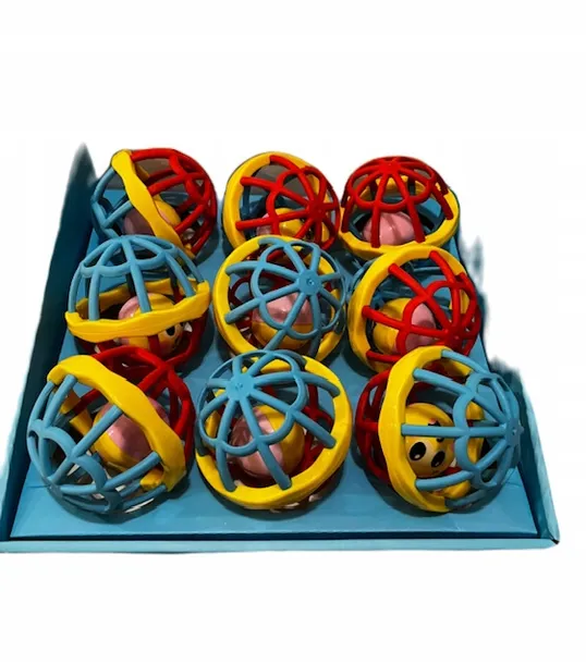 pilka-z-grzechotka-wiek-dziecka-6-m