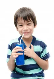 fototapeta-lateks-na-wymiar-chlopiec-pije