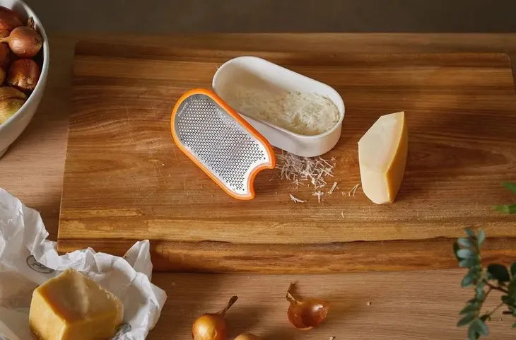 fiskars-tarka-z-pojemnikiem-functional-form-zasilanie-reczne