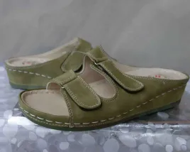 klapki-oliwka-z-regulacja-na-szeroka-stope-koturn-rzep-37