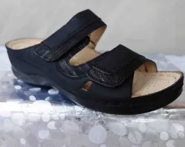 klapki-czarne-z-regulacja-na-szeroka-stope-koturn-rzep-36