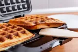 gofrownica-wa100s-deli-eldom-1000w-nieprzywierajaca-powloka-tak