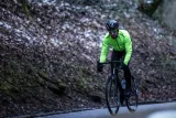 rogelli-core-kurtka-rowerowa-softshell-cechy-dodatkowe-kieszen-na-plecach-ocieplenie-softshell-stojka-wydluzony-tyl