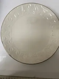 talerz-deserowy-kremowy-z-wytloczeniem