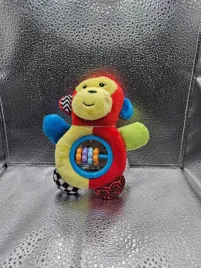 plusch-grzechotka-malpka-kolorowa