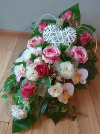 kwiaty-stroik-na-cmentarz-grob-kompozycja-stroik-serce