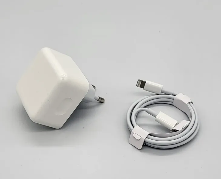 szybka-ladowarka-usb-c-35w-iphone-kabel-lightning-kolor-bialy