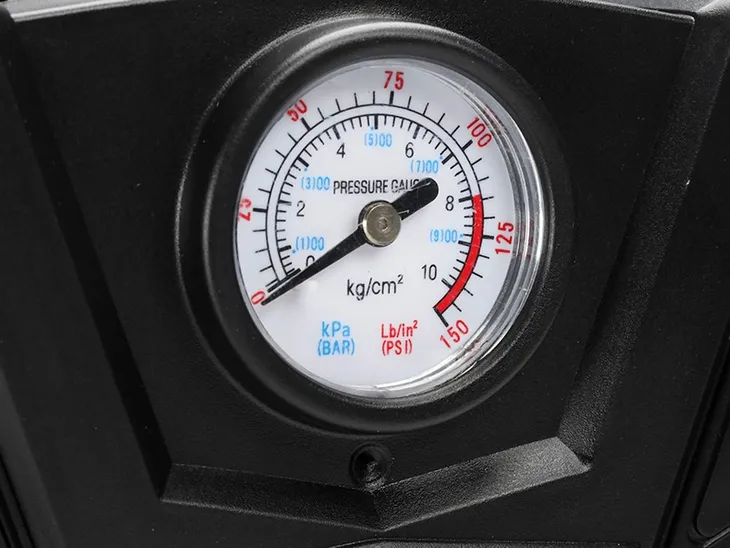kompresor-powietrza-dc-12v-150-psi-z-analogowym-cisnieniomierzem-4-adapt-marka-carmotion