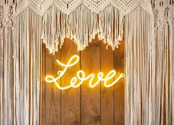 neon-led-love-bialy-61x274cm-material-tworzywo-sztuczne