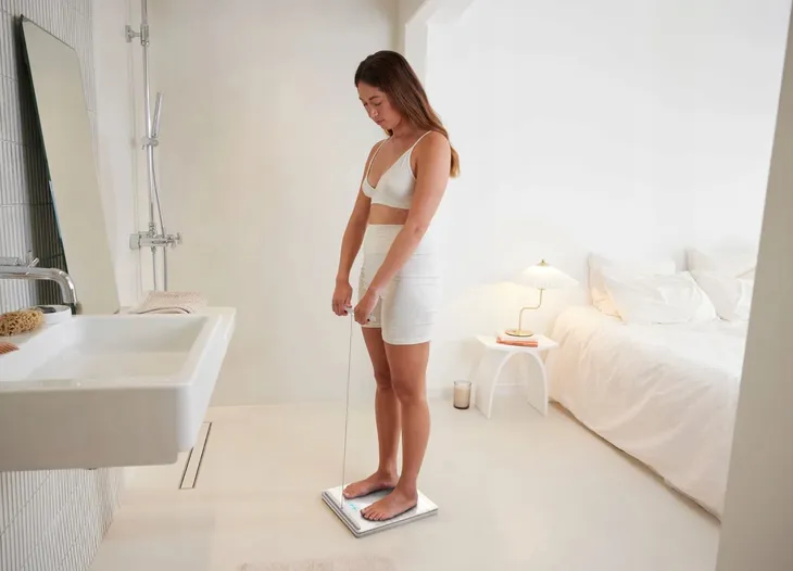withings-body-scan-bialy-material-platformy-szklo