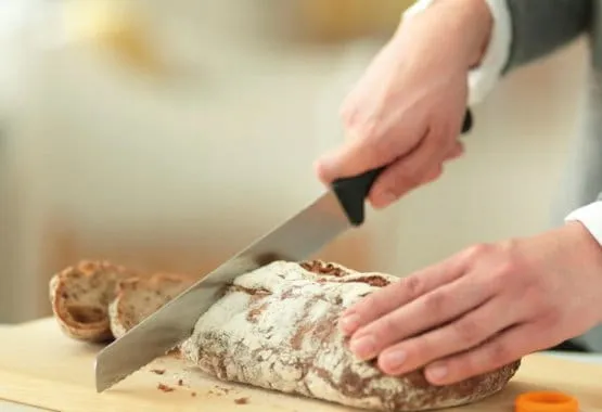 fiskars-noz-do-chleba-functional-form-material-ostrza-ze-stali