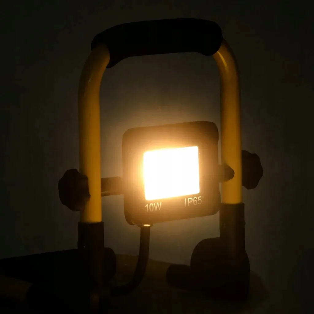 reflektor-led-z-uchwytem-10-w