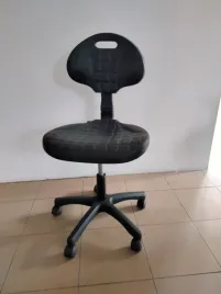 krzeslo-warsztatowe-laboratoryjne-poliuretanowe-w