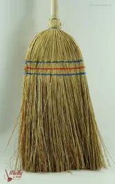 miotla-sorgo-z-dlugim-drewnianym-kijem