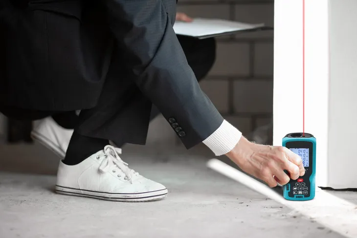 dalmierz-laserowy-100m-transa-electronics-dokladnosc-pomiaru-mm-15-maksymalny-zasieg-61-100-m