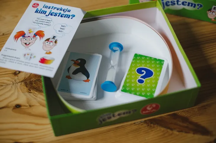 gra-kim-jestem-waga-z-opakowaniem-0-39-kg