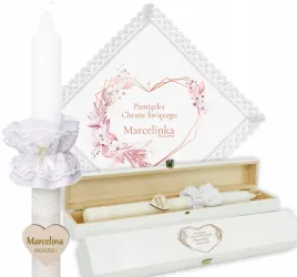 drewniane-biale-pudelko-grawer-swieca-szatka-chrzest-kb