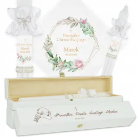 swieca-i-szatka-chrzest-personalizowana-pudelko-drewniane-biale-grawer-k