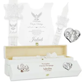 swieca-i-szatka-do-chrztu-drewniane-pudelko-biale-srebrny-obrazek