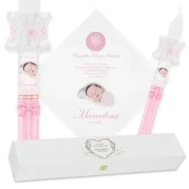 swieca-i-szatka-na-chrzest-z-zdjecie-dziecka-drewniane-biale-pudelko-kw