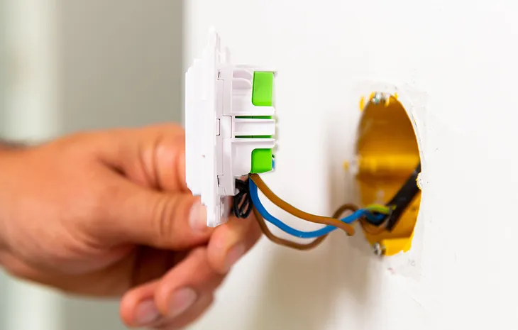 wlacznik-scienny-shelly-4-przyciski-bialy-kod-producenta-shelly4przyc