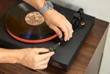 gramofon-jbl-spinner-bt-czarny-szerokosc-produktu-43-5-cm