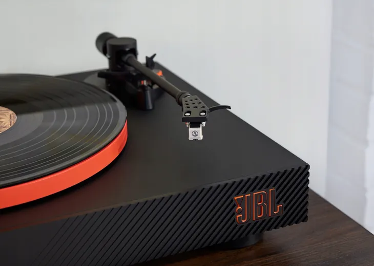 gramofon-jbl-spinner-bt-czarny-zlacza-wyjscie-audio