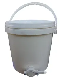 odstojnik-do-miodu-plastikowy-33-l-z-zaworem