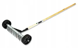 aerator-na-kolkach-trzonek-drewniany-big-aek-do-uzyzniania-gleby