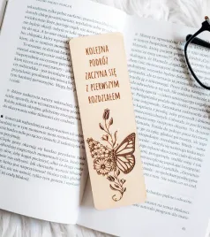 drewniana-zakladka-do-ksiazki-z-grawerem-motyl
