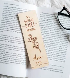 drewniana-zakladka-do-ksiazki-z-grawerem-kwiaty-z-serduszkiem