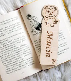 drewniana-zakladka-do-ksiazki-z-grawerem-lew