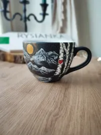 kubek-recznie-malowany-motyw-gor-w-nocy-i-zorzy-polarnej-brzoza