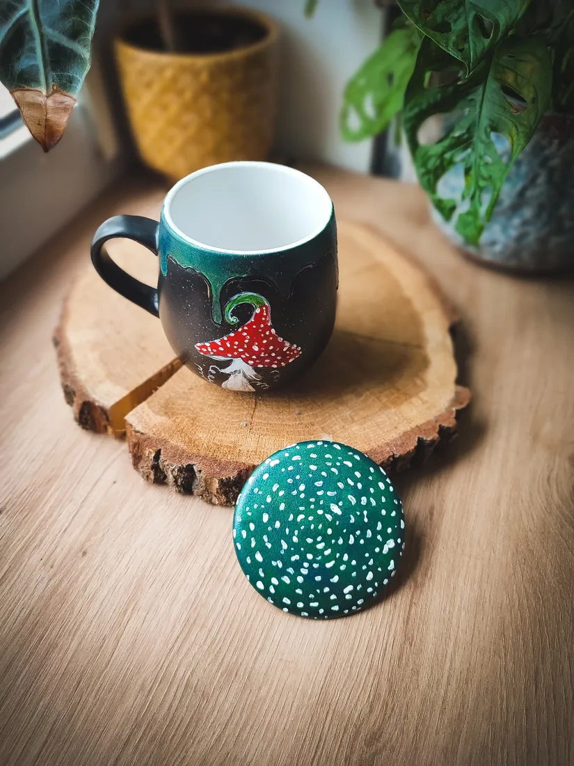 kubek-recznie-malowany-zaba-i-muchomory-kolor-dominujacy-zielony