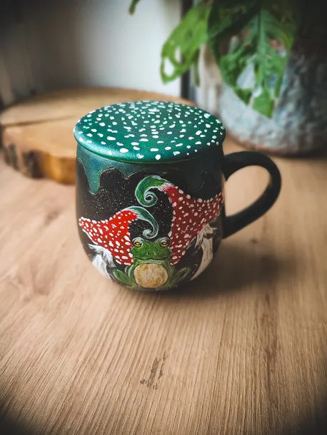 kubek-recznie-malowany-zaba-i-muchomory-pojemnosc-500-ml