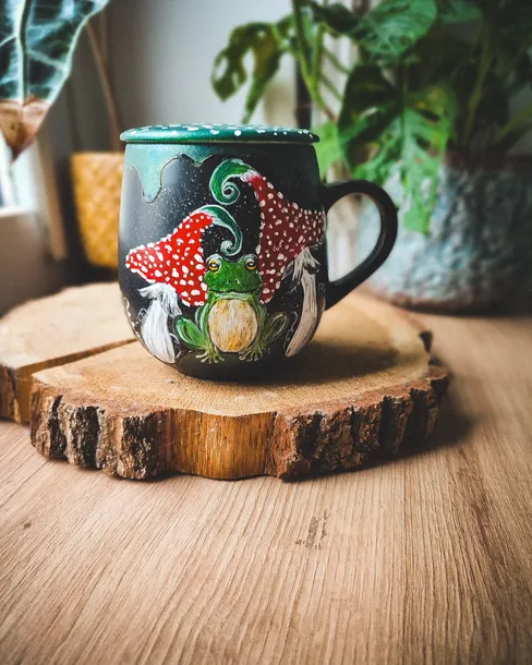 kubek-recznie-malowany-zaba-i-muchomory-waga-z-opakowaniem-0-5-kg