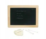 mala-tablica-z-kredkami-i-gabka-rodzaj-tablica-kredowa