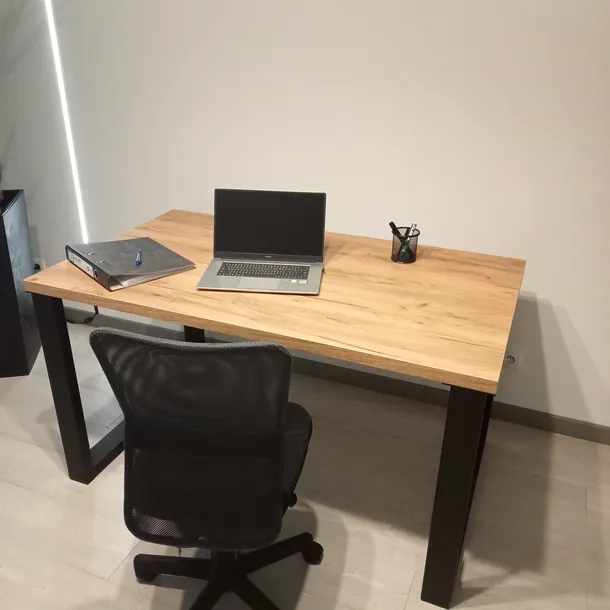 biurko-loftowe-w-stylu-industrialnym-ksztalt-blatu-prostokatny