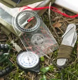 kompas-mapowy-scout-mk2-helikon-tex-cechy-dodatkowe-szklo-powiekszajace-swiecace-znaczniki