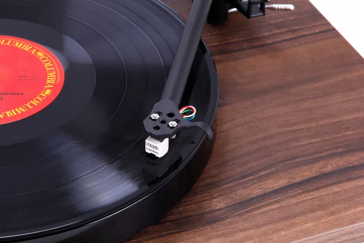 gramofon-rega-planar-1-brazowy-naped-paskowy
