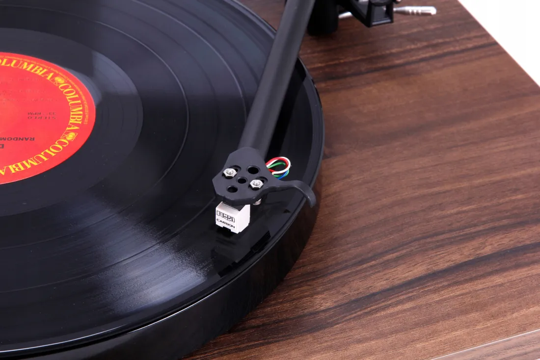 gramofon-rega-planar-1-brazowy