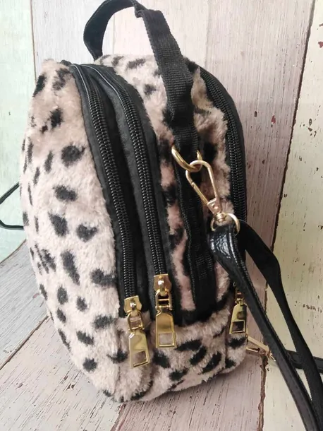 plecak-plecaczek-cechy-dodatkowe-na-zamek-z-kieszonkami