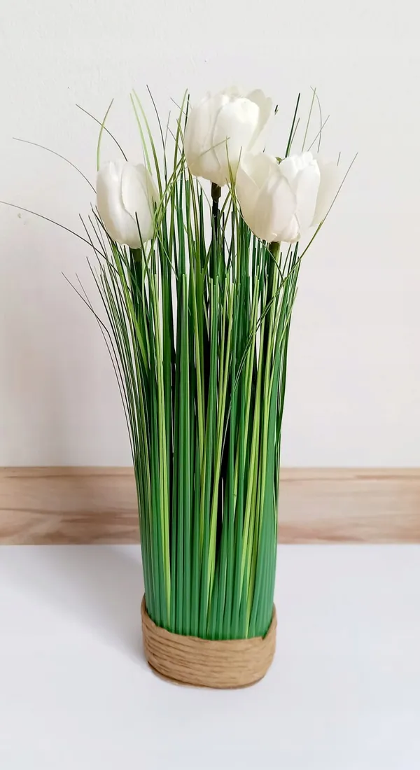 tulipany-w-trawie-biale