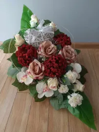 kwiaty-stroik-na-cmentarz-grob-kompozycja-serce-chryzantema