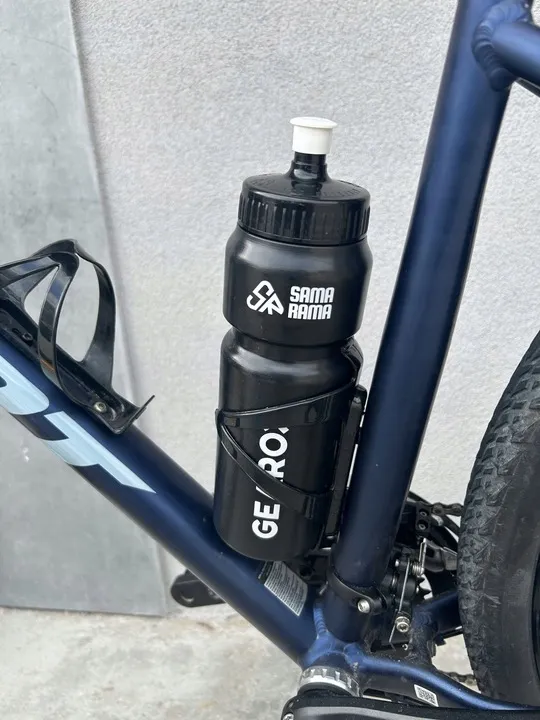 zestaw-bidon-rower-750-ml-uchwyt-koszyk-sruby