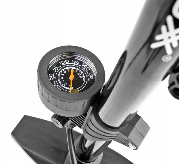 stacjonarna-pompka-rowerowa-metalowa-z-manometrem