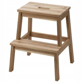 taboret-kuchenny-drewniany-stolek-ze-schodkiem-podest-ikea-bekvam-akacja